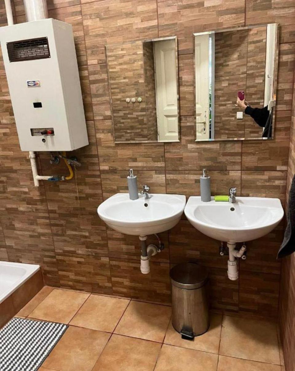 Ejjeli Majom Hostel بودابست المظهر الخارجي الصورة